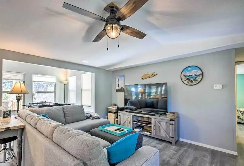 Riverfront Pipe Creek Home W/ Kayaks & Grill!
