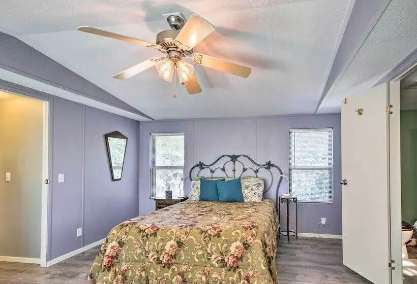 Riverfront Pipe Creek Home W/ Kayaks & Grill!