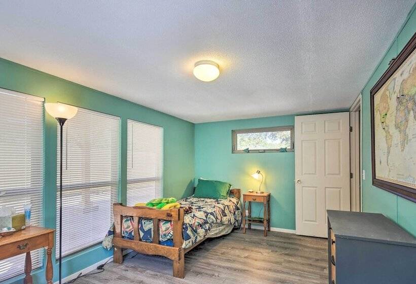 Riverfront Pipe Creek Home W/ Kayaks & Grill!