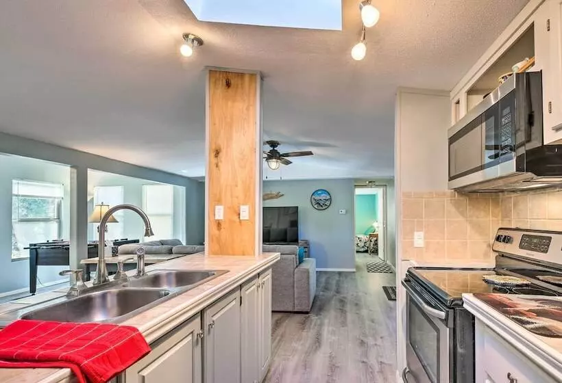 Riverfront Pipe Creek Home W/ Kayaks & Grill!