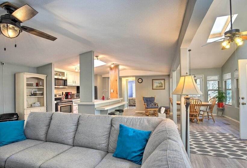 Riverfront Pipe Creek Home W/ Kayaks & Grill!