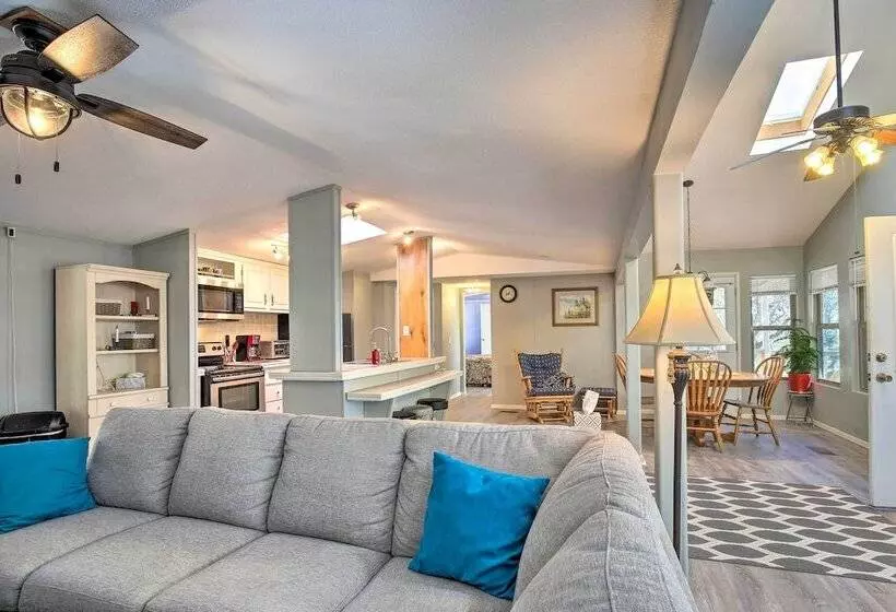 Riverfront Pipe Creek Home W/ Kayaks & Grill!