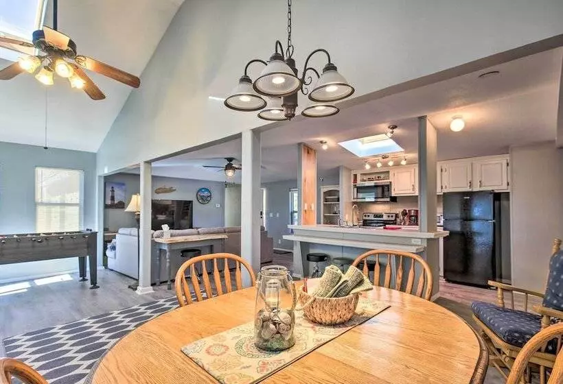 Riverfront Pipe Creek Home W/ Kayaks & Grill!