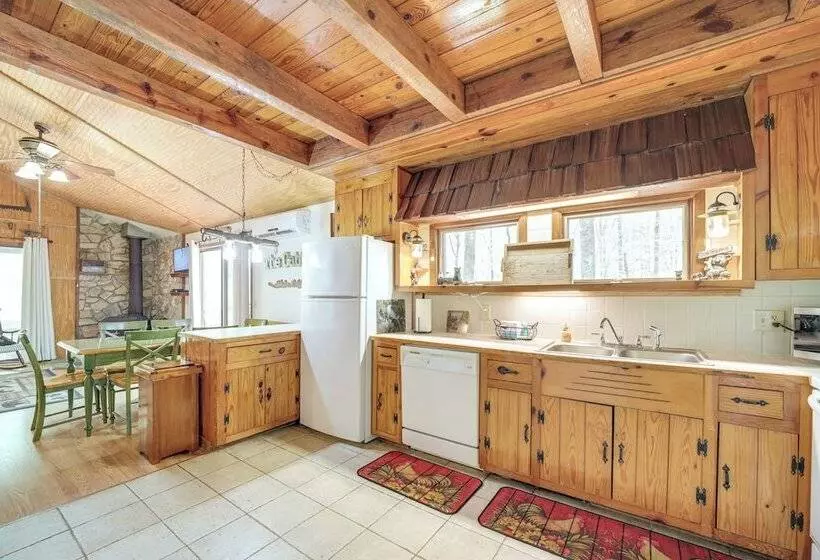 31 Mi To Skiing: Creekside Cabin W/ Fireplace!