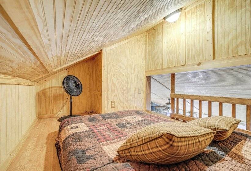 31 Mi To Skiing: Creekside Cabin W/ Fireplace!