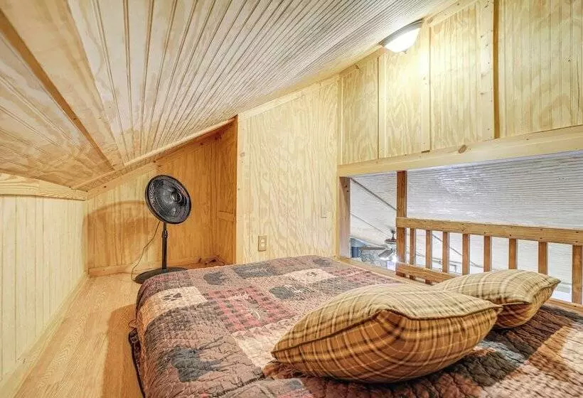 31 Mi To Skiing: Creekside Cabin W/ Fireplace!