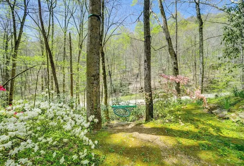 31 Mi To Skiing: Creekside Cabin W/ Fireplace!