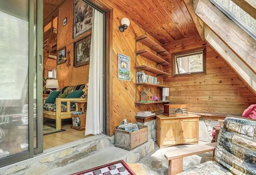 31 Mi To Skiing: Creekside Cabin W/ Fireplace!