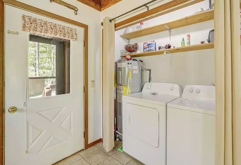 31 Mi To Skiing: Creekside Cabin W/ Fireplace!