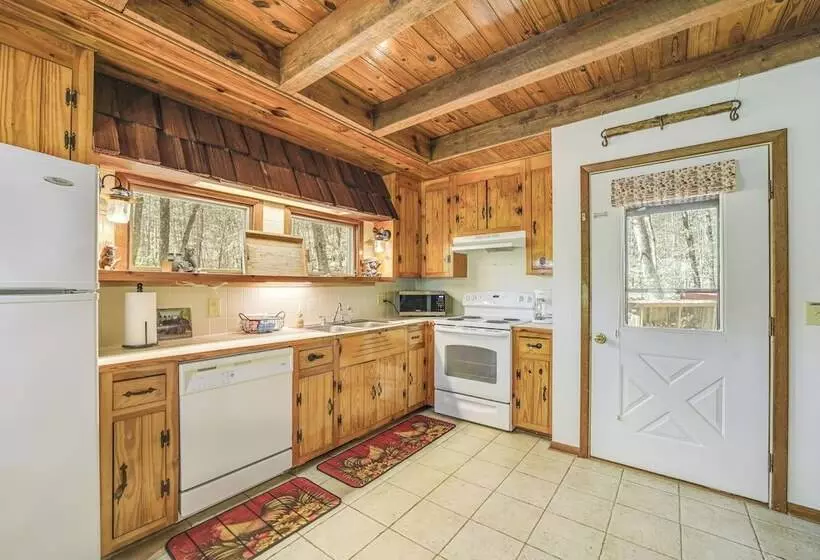 31 Mi To Skiing: Creekside Cabin W/ Fireplace!
