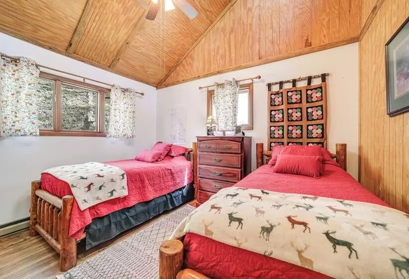 31 Mi To Skiing: Creekside Cabin W/ Fireplace!