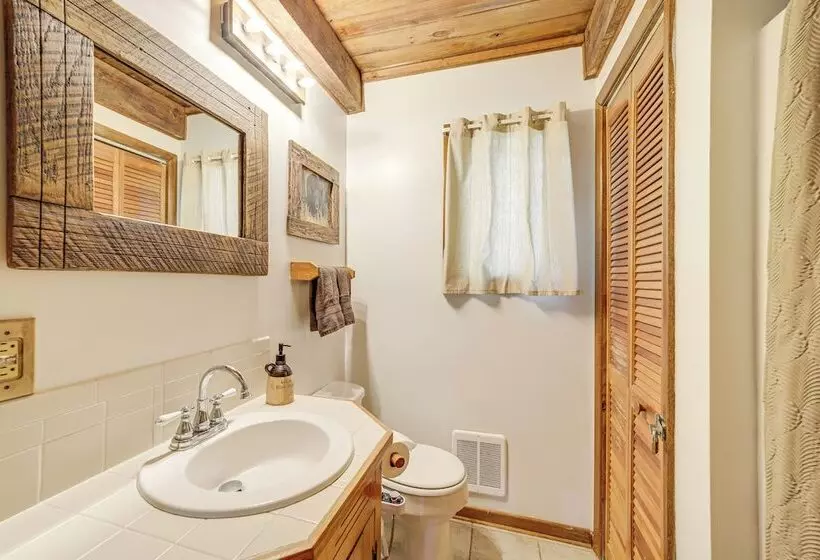 31 Mi To Skiing: Creekside Cabin W/ Fireplace!