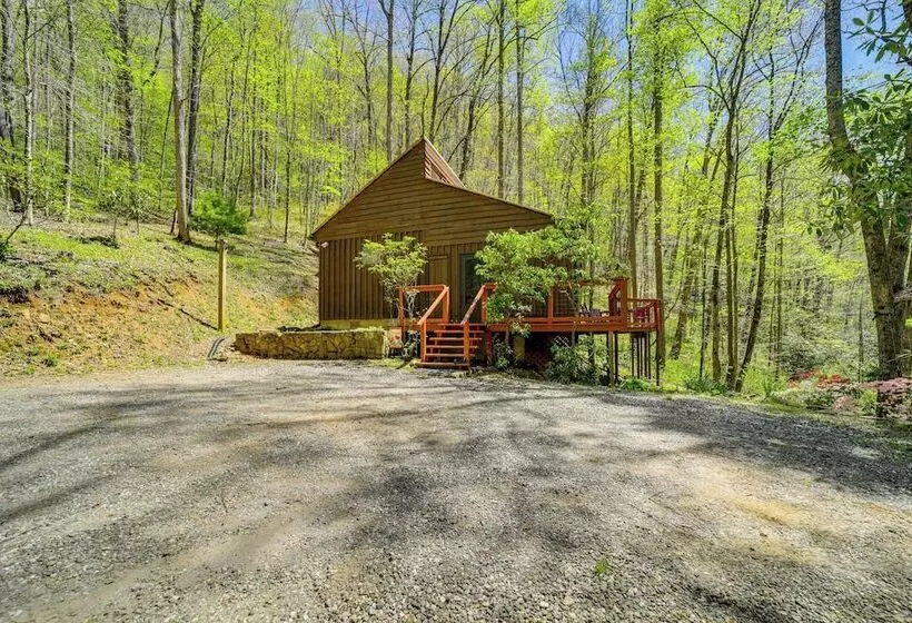 31 Mi To Skiing: Creekside Cabin W/ Fireplace!
