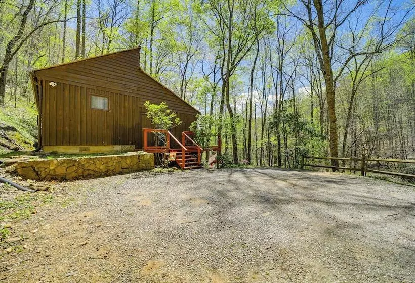 31 Mi To Skiing: Creekside Cabin W/ Fireplace!