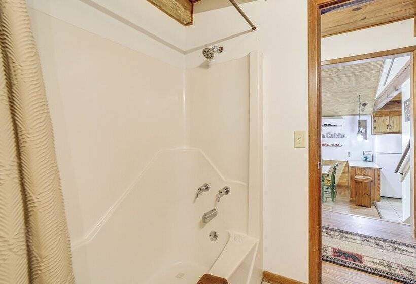 31 Mi To Skiing: Creekside Cabin W/ Fireplace!