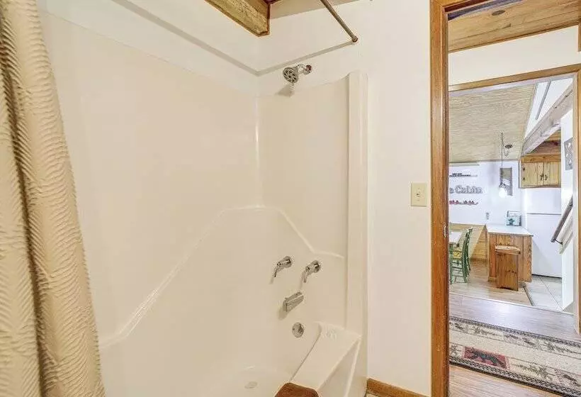 31 Mi To Skiing: Creekside Cabin W/ Fireplace!