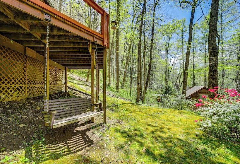 31 Mi To Skiing: Creekside Cabin W/ Fireplace!