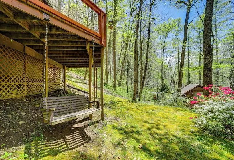 31 Mi To Skiing: Creekside Cabin W/ Fireplace!