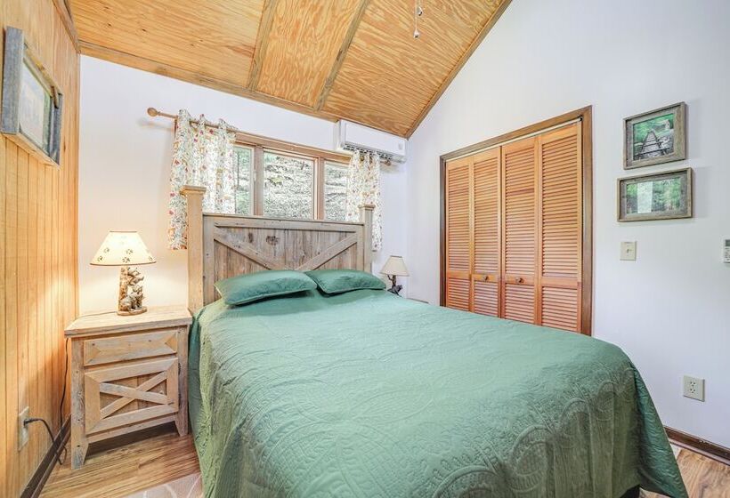 31 Mi To Skiing: Creekside Cabin W/ Fireplace!