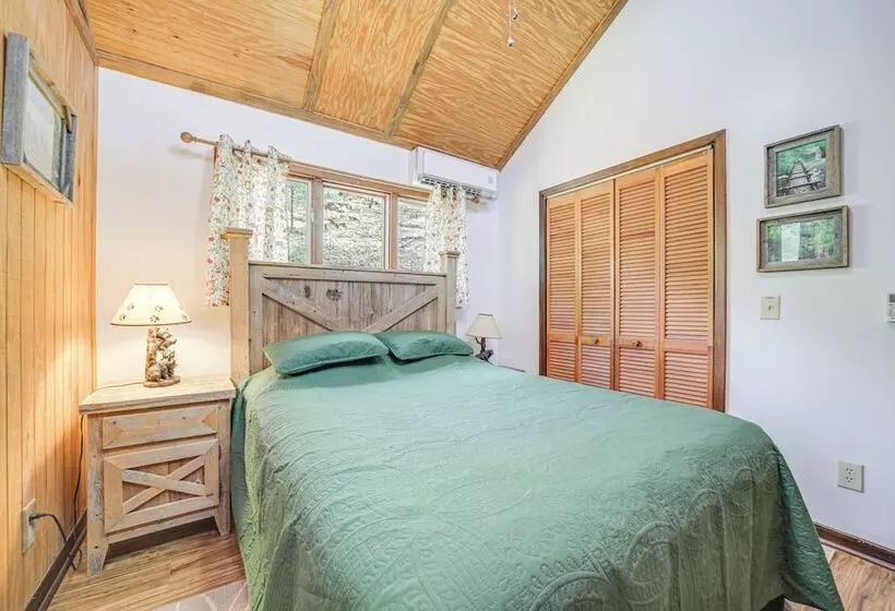 31 Mi To Skiing: Creekside Cabin W/ Fireplace!