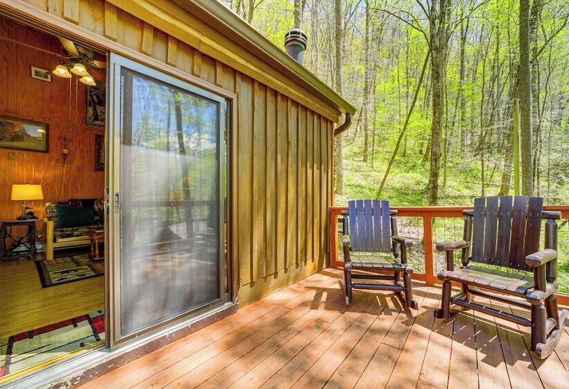 31 Mi To Skiing: Creekside Cabin W/ Fireplace!