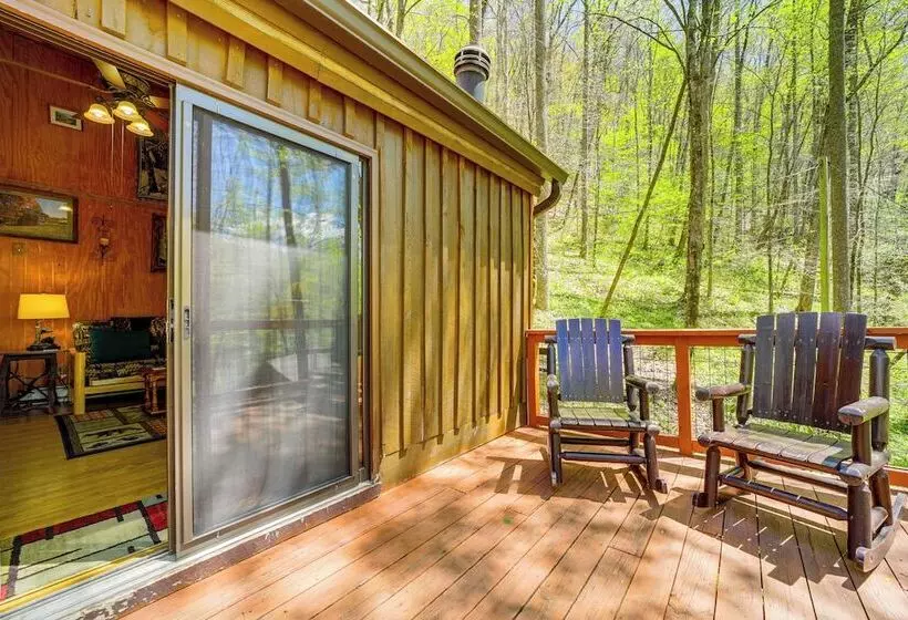 31 Mi To Skiing: Creekside Cabin W/ Fireplace!