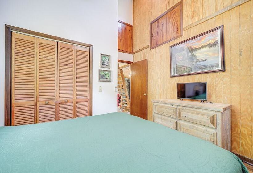 31 Mi To Skiing: Creekside Cabin W/ Fireplace!