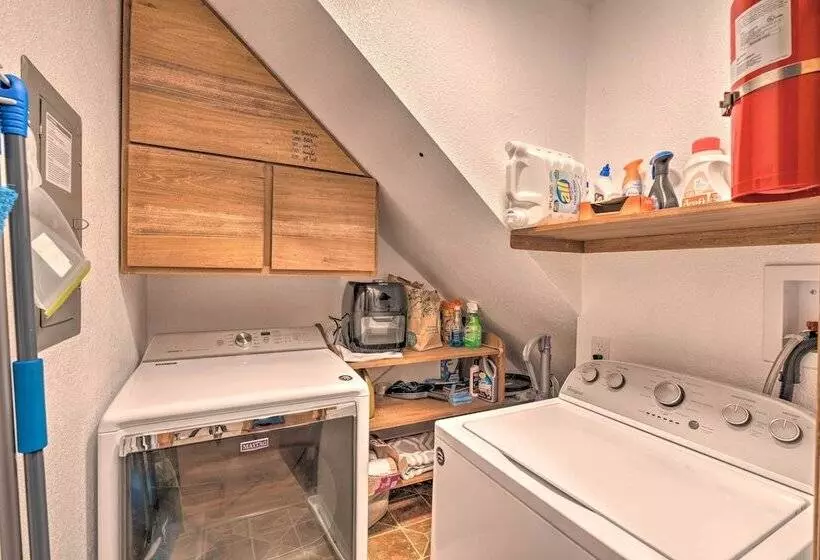 Near Hiking Trails: Cabin W/ Deck In Pioneer!