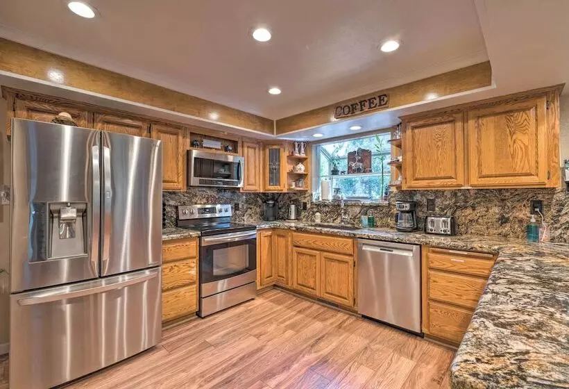 Near Hiking Trails: Cabin W/ Deck In Pioneer!