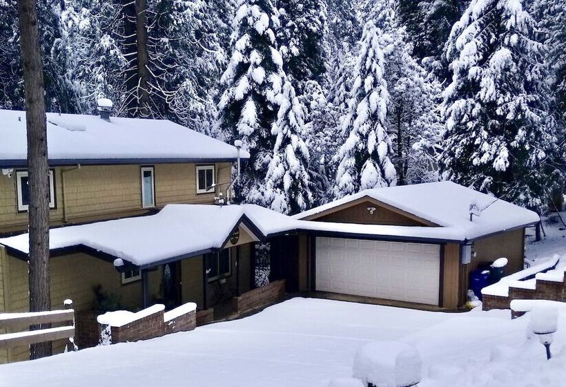 Near Hiking Trails: Cabin W/ Deck In Pioneer!