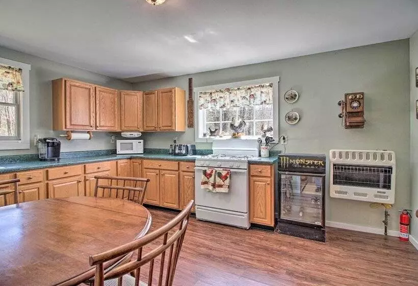 Spacious Mtn Cabin On 7 Private Acres In Athol!