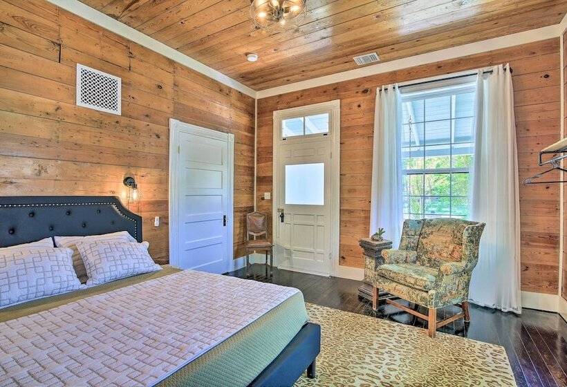 Updated Boerne Cottage: Sip, Explore & Relax!