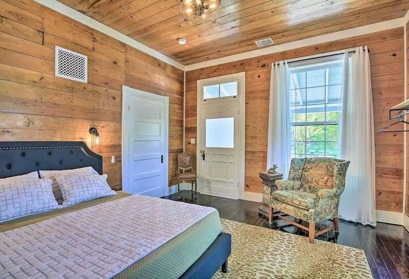 Updated Boerne Cottage: Sip, Explore & Relax!