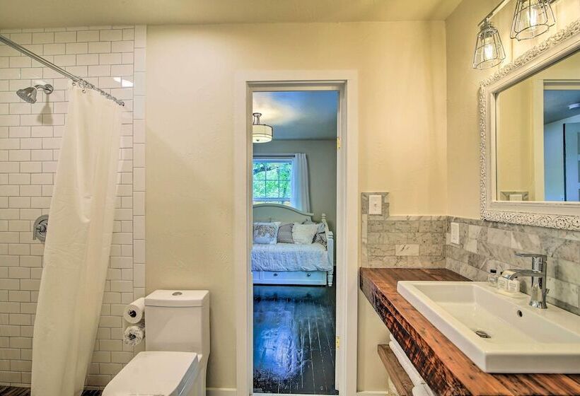 Updated Boerne Cottage: Sip, Explore & Relax!