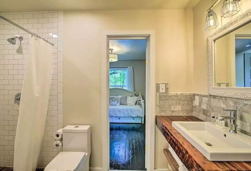 Updated Boerne Cottage: Sip, Explore & Relax!