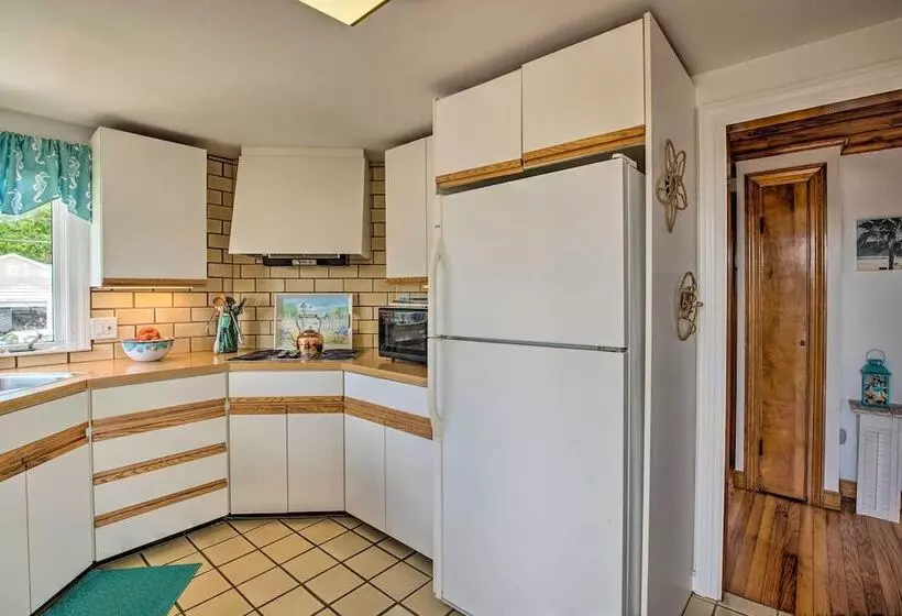 Waterfront Cape Cod Cottage W/ Deck & Beach Access