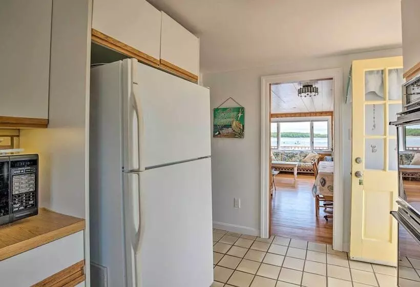 Waterfront Cape Cod Cottage W/ Deck & Beach Access