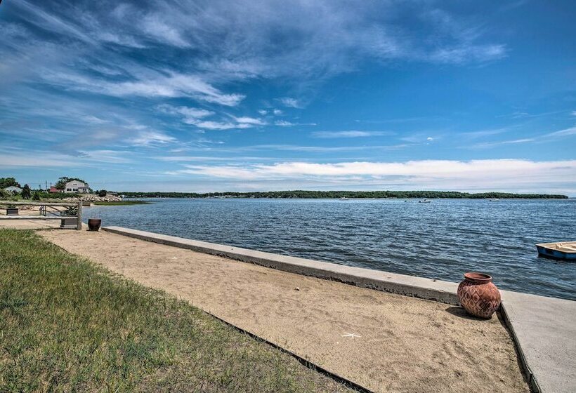 Waterfront Cape Cod Cottage W/ Deck & Beach Access