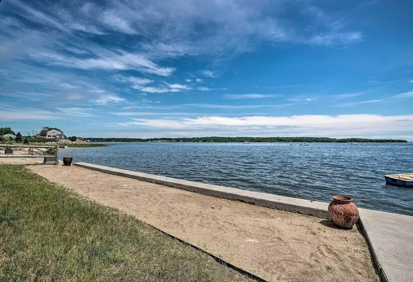 Waterfront Cape Cod Cottage W/ Deck & Beach Access