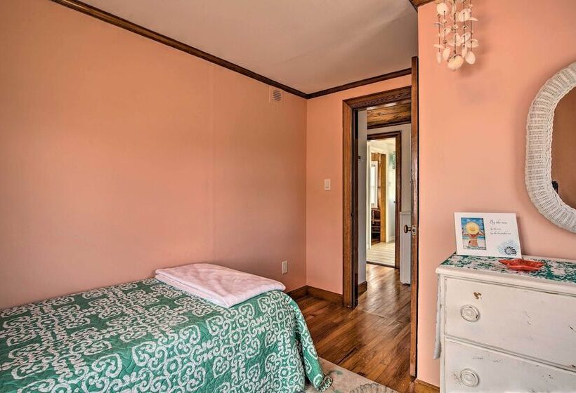 Waterfront Cape Cod Cottage W/ Deck & Beach Access