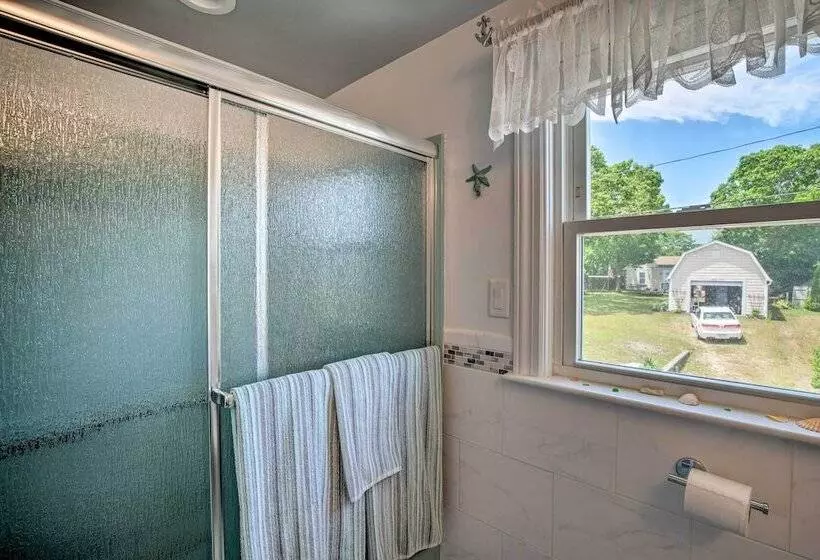 Waterfront Cape Cod Cottage W/ Deck & Beach Access