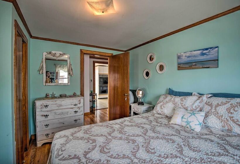 Waterfront Cape Cod Cottage W/ Deck & Beach Access