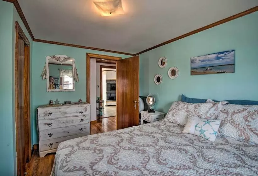 Waterfront Cape Cod Cottage W/ Deck & Beach Access