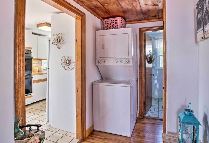 Waterfront Cape Cod Cottage W/ Deck & Beach Access