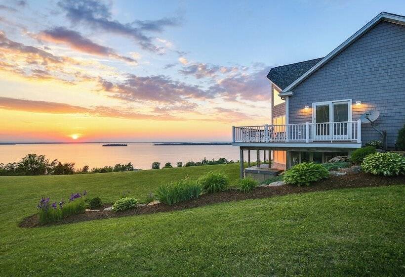 Waterfront Lake Champlain Home W/ Hot Tub & Sauna!