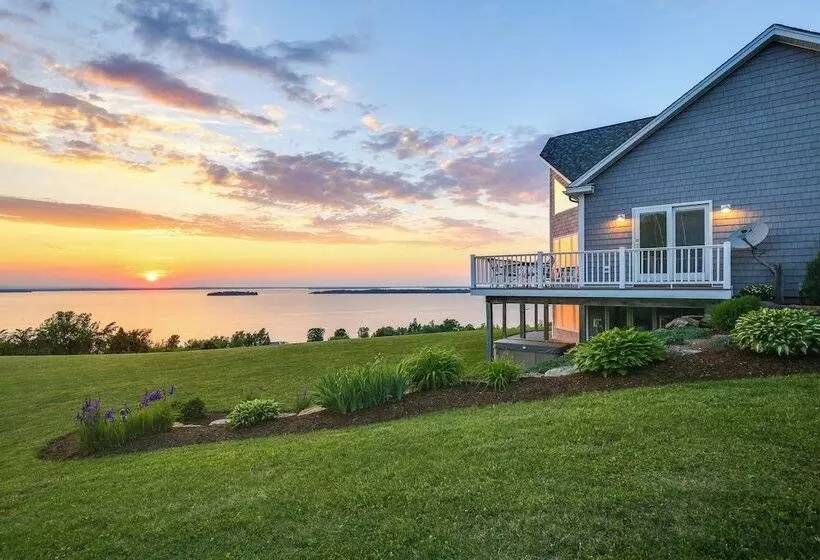 Waterfront Lake Champlain Home W/ Hot Tub & Sauna!
