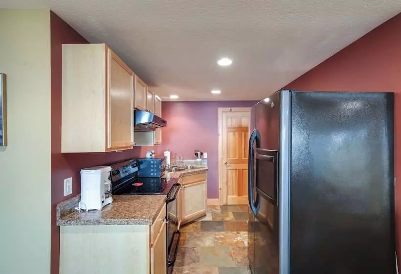 Waterfront Lake Champlain Home W/ Hot Tub & Sauna!