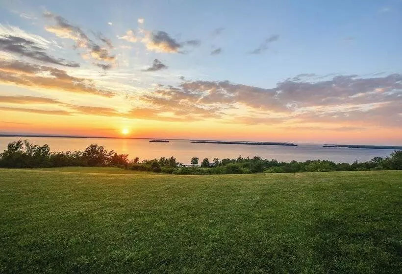 Waterfront Lake Champlain Home W/ Hot Tub & Sauna!