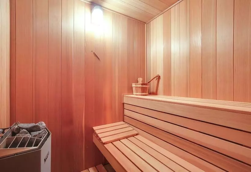 Waterfront Lake Champlain Home W/ Hot Tub & Sauna!