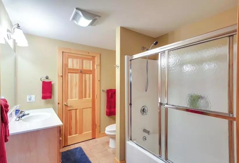 Waterfront Lake Champlain Home W/ Hot Tub & Sauna!